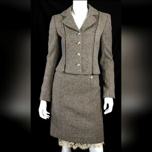 Authentic VINTAGE CHANEL WOOL SUIT - SIZE 36 🔥